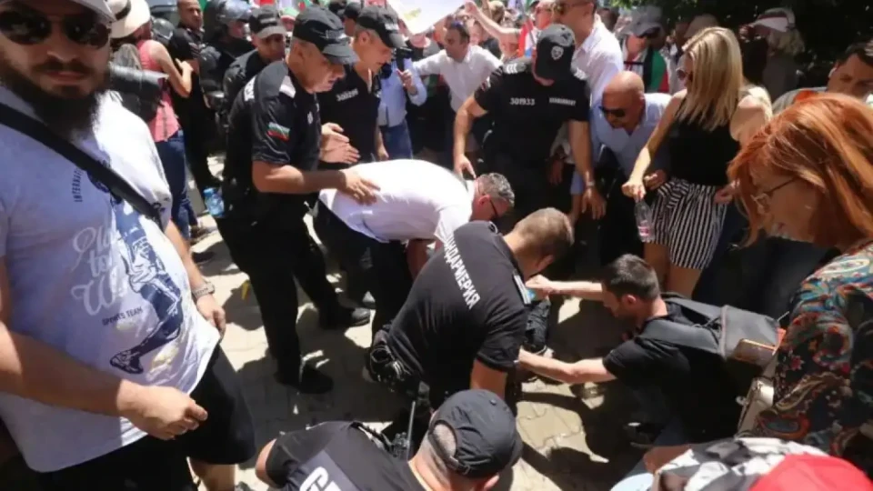 Кръв и ранени полицаи на протеста. Арестуваха кримигерой | StandartNews.com