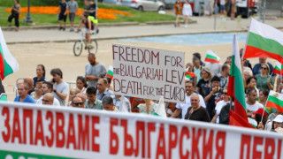 Брутално! Протестиращи срещу еврото нападнаха екип на БНТ