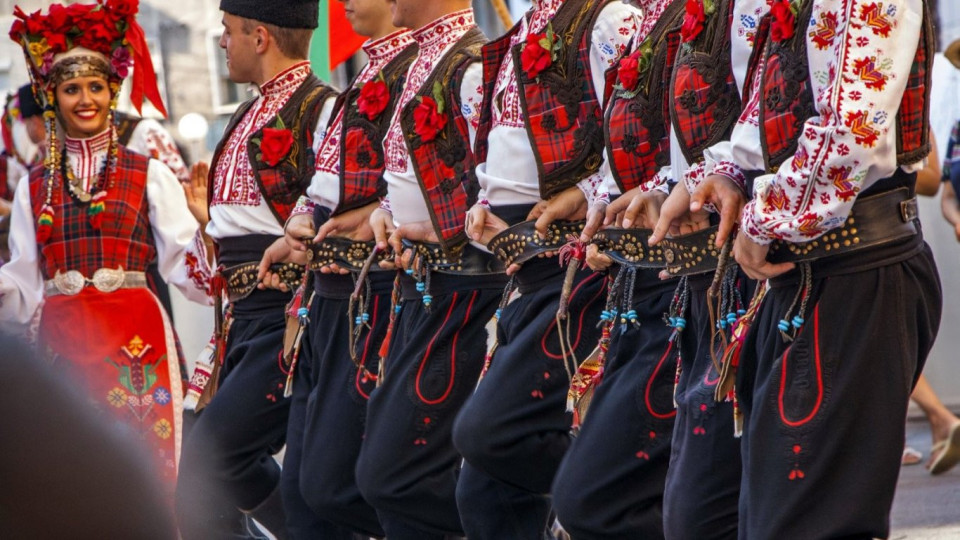 ТикТок съживи българския фолклор. Младите полудяха | StandartNews.com