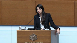 Лена взриви парламента. Извадиха й греховете
