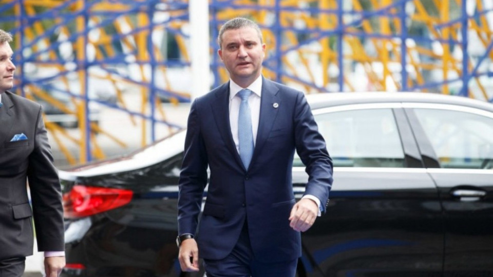Горанов разкри колко тира с евро влизат в България | StandartNews.com