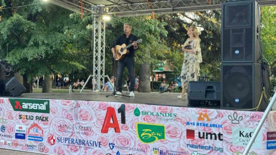 Казанлък се наслади на незабравима музикална вечер с концерта на концерта на дует “ШИК” | StandartNews.com