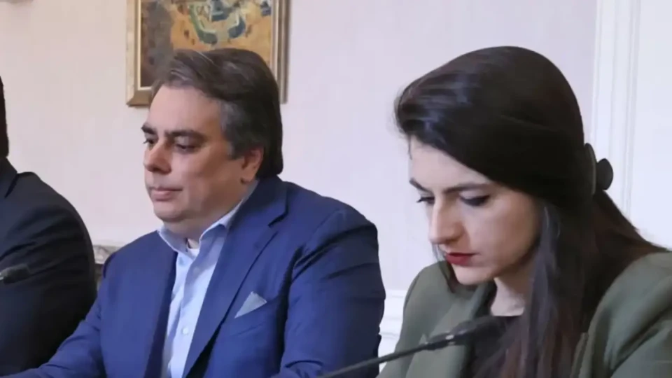 Искри в "Промяната"! Война между Асен Василев и Лена | StandartNews.com