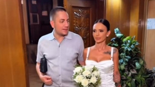 Отварачката прави рязък завой в живота. Кой е до нея
