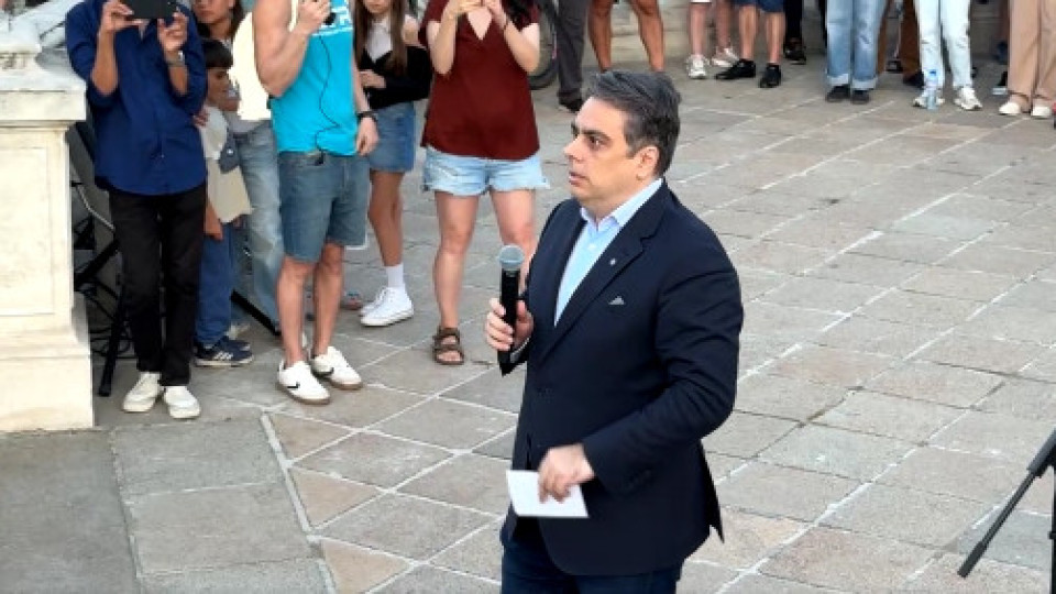 "Промяната" приватизира Левски, открадна песните на демокрацията | StandartNews.com