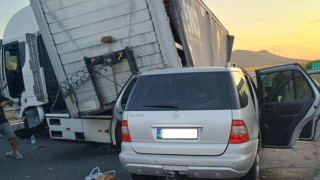 Ужас на АМ "Хемус". ТИР влезе в насрещното
