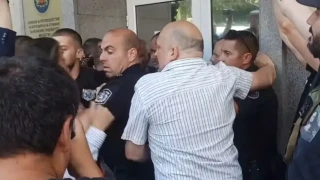 БОЕЦ щурмува КПК, ранен полицай