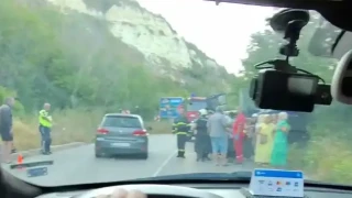 Страшно меле! Обърна се автобус с туристи