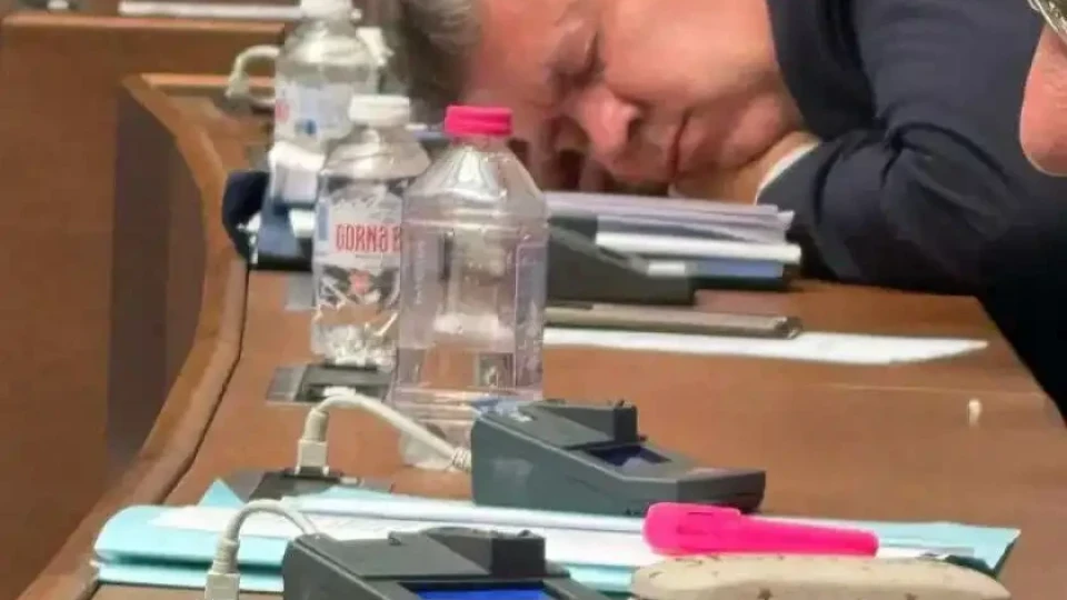 Депутат втрещи мрежата. Хванаха го в стряскащи пози | StandartNews.com
