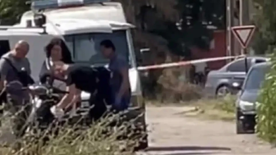 Невиждан екшън в Лехчево! Мъж стреля, пали и се барикадира, гъмжи от барети | StandartNews.com