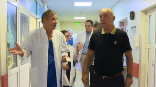Стоичков и Балъков зарадваха деца в кардиологична болница