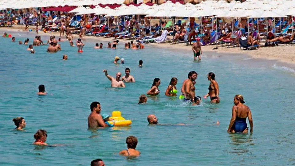 Евтино! Български пенсионери се юрнаха на гръцкото море | StandartNews.com