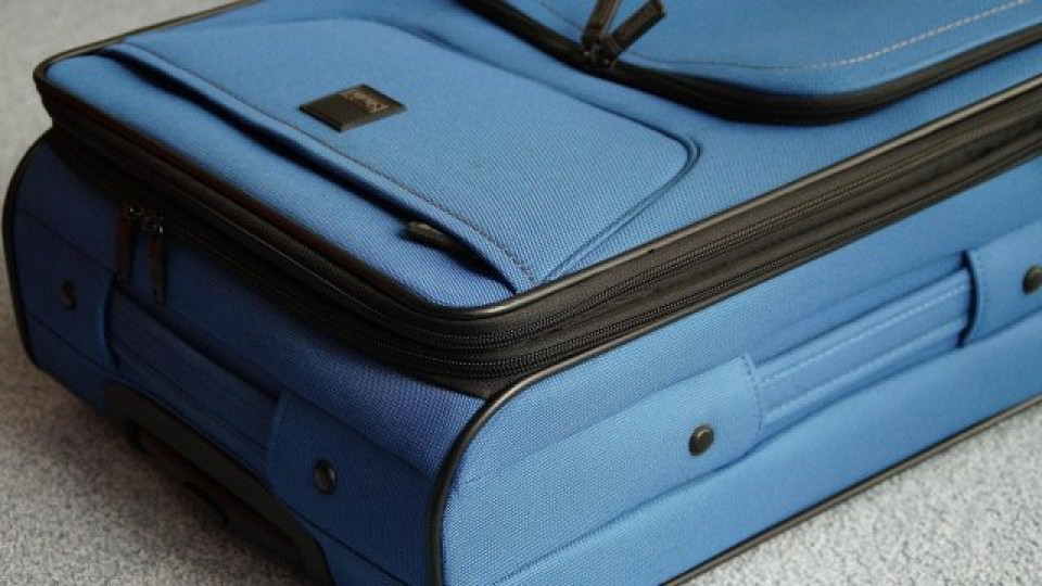 Майка затвори детето си в куфар и тръгна на път | StandartNews.com