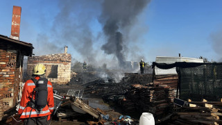 Първи снимки от пожара до летището