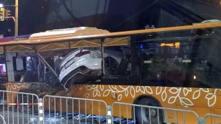 Ужас в София! Кола влетя в автобус. Зловещи СНИМКИ