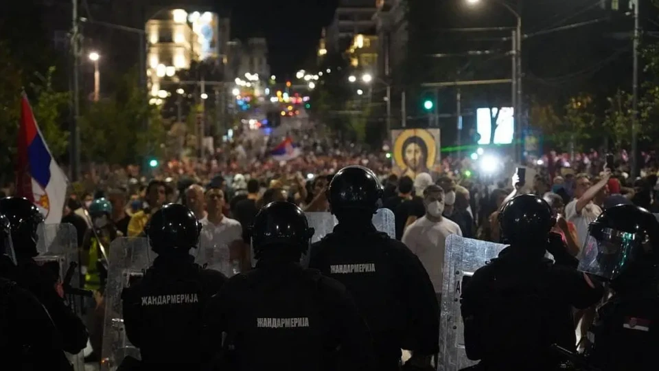 Нови мощни протести срещу властта в Сърбия, има арестувани | StandartNews.com