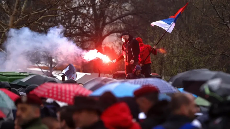 В Сърбия ври и кипи! Сблъсъци с полицията | StandartNews.com