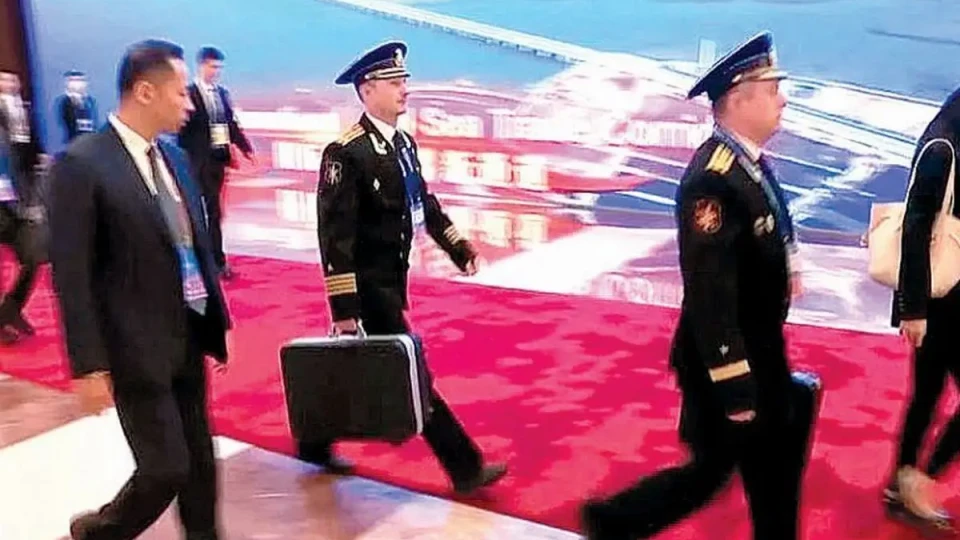 Къде бяха ядрените куфарчета по време на срещата Тръмп-Путин | StandartNews.com