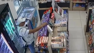 Нова мода! Крадци отмъкват скъпи лакомства от магазини