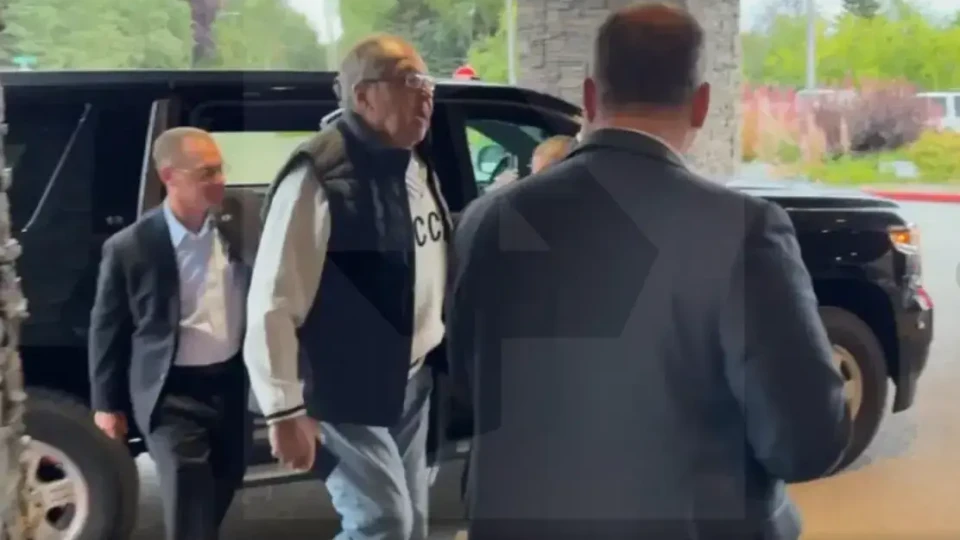 Стана ясно защо Лавров носи пуловер СССР. Путин го смъмри | StandartNews.com