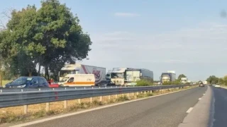 Няма край! Меле от тирове затвори "Тракия"