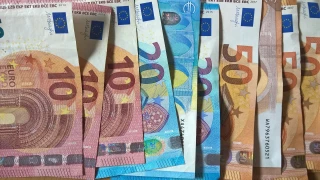 Еврото остава почти без промяна спрямо долара
