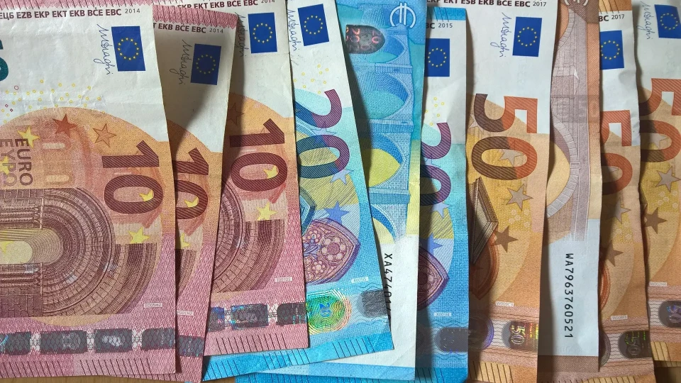 Еврото остава почти без промяна спрямо долара | StandartNews.com