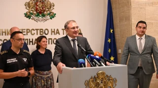 Дронове, лодки и пожарни подсилват доброволците у нас