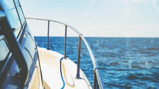 На косъм от трагедия в Бургас! Яхта се обърна в морето и...