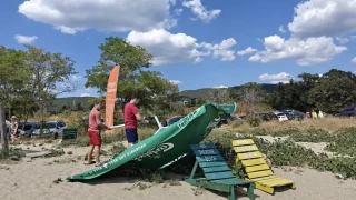Торнадо побърка плажуващите у нас. Щетите