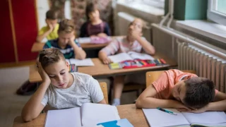 Министър иска повече сън за учениците сутрин