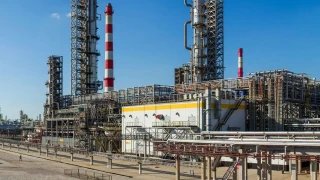 Петролът леко поевтинява, но се очертава седмичен ръст
