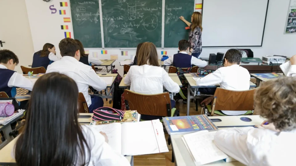 Учителите на бунт в Румъния. Бойкотират учебната година | StandartNews.com