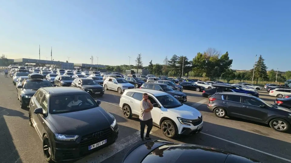 Опашки от автомобили на два гранични пункта | StandartNews.com