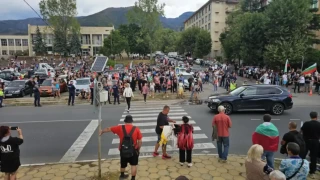 Екшън пред ВМЗ Сопот. "Величие" побесняха, полицията ги укротява