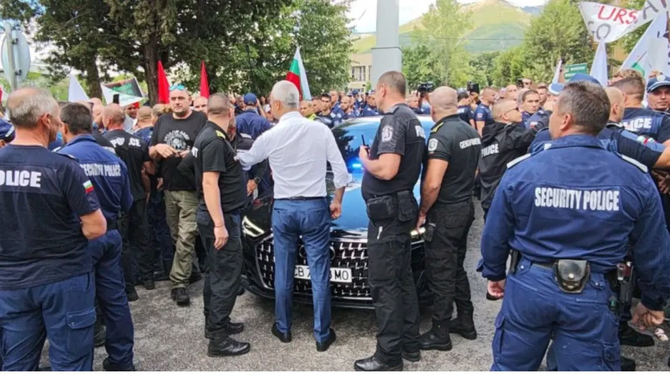 Костадинов гневен! "Възраждане" с акция пред ВМЗ Сопот | StandartNews.com
