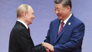 Путин и Си си стиснаха ръцете, породиха куп въпроси