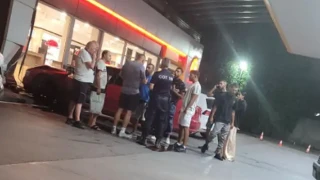 Пак кошмар в София! Кола се заби в бензиностанция