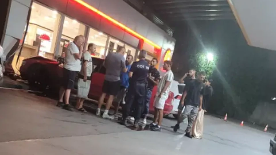 Пак кошмар в София! Кола се заби в бензиностанция | StandartNews.com