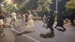 Безредици в Нови Сад изправиха Вучич пред нова криза