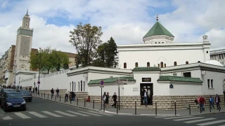 Скандално! Свински глави пред джамии във Франция