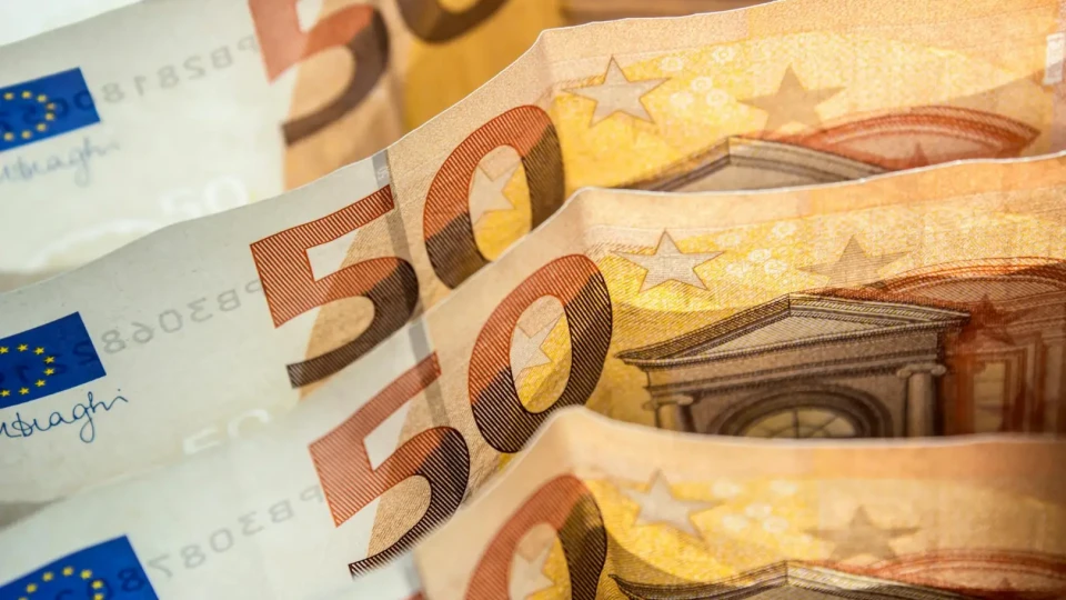 Еврото отстъпва спрямо долара | StandartNews.com