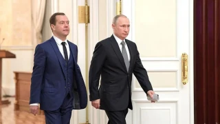 Майтап! Путин награди Медведев за заслуги
