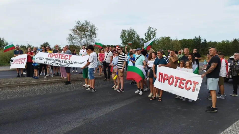 Плевенчани се надигнаха срещу безводието. Блокират ключови пътища | StandartNews.com
