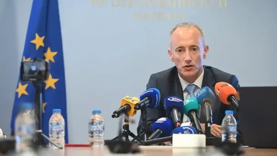 Часове до първия звънец. Министър Вълчев обяви промените | StandartNews.com
