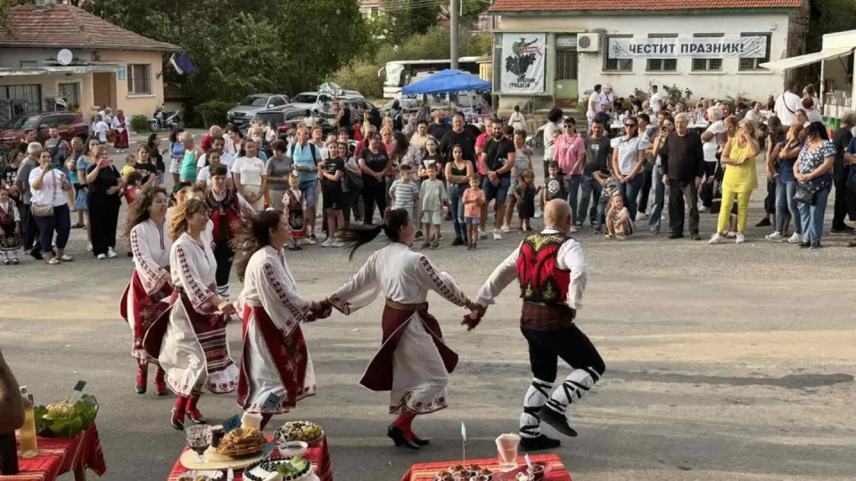 Грозде и музика зарадваха гости и жители на старозагорското село Елхово | StandartNews.com