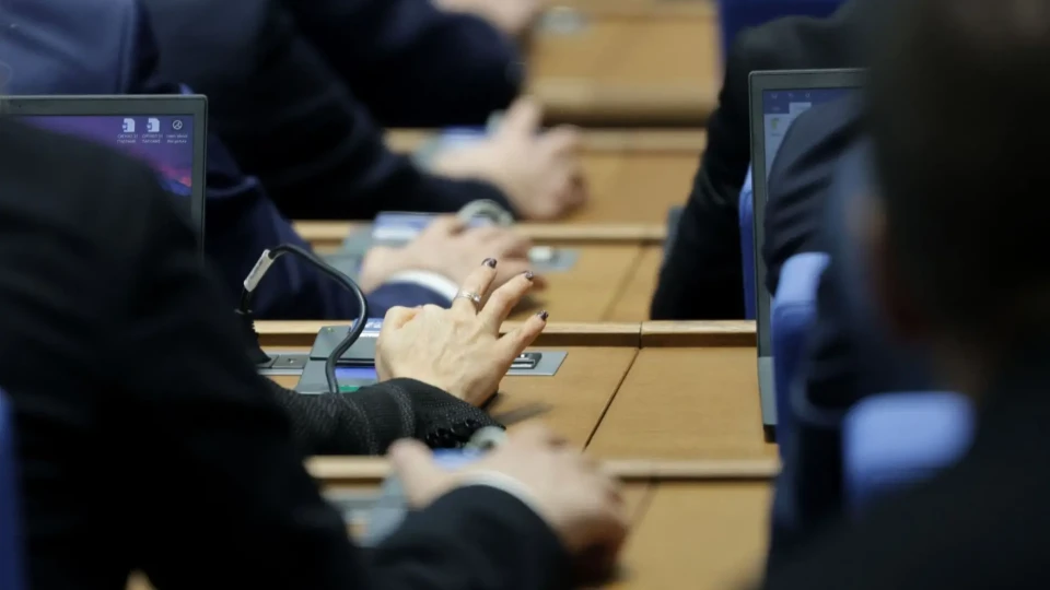 Горещ парламент! Гласуват вота на недоверие срещу кабинета | StandartNews.com