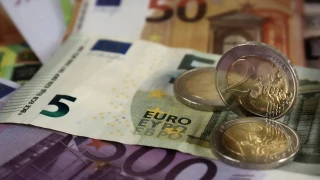 Еврото най-после отстъпи спрямо долара