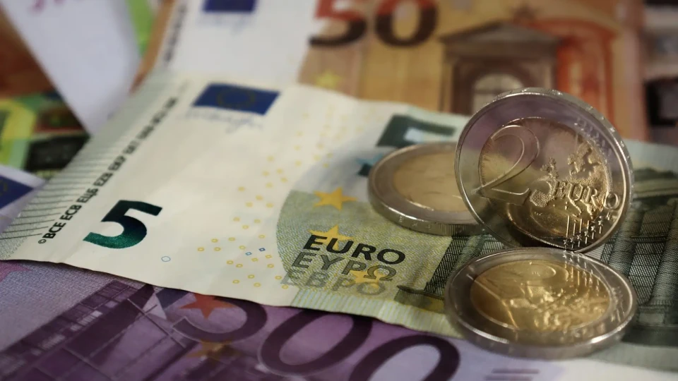 Еврото най-после отстъпи спрямо долара | StandartNews.com