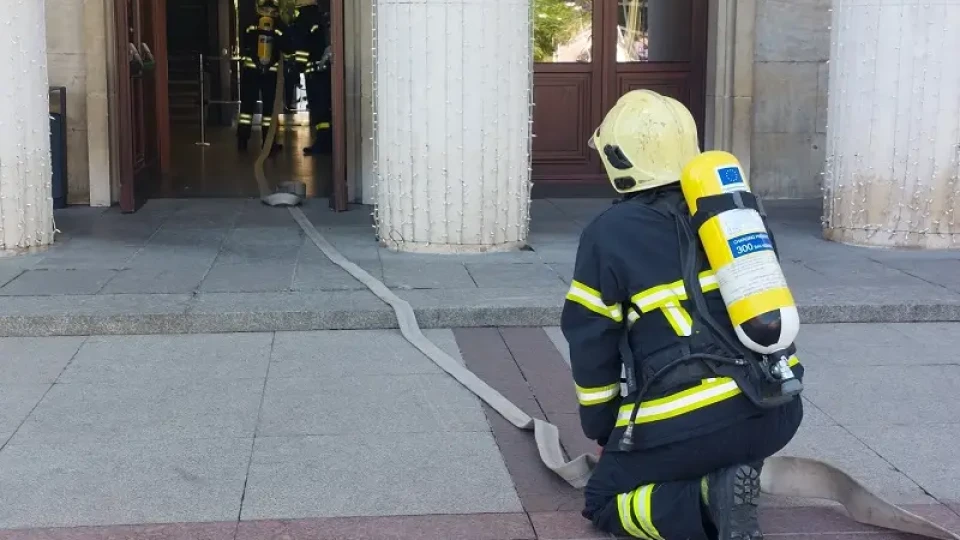 Евакуираха над 300 служители на Община Бургас | StandartNews.com